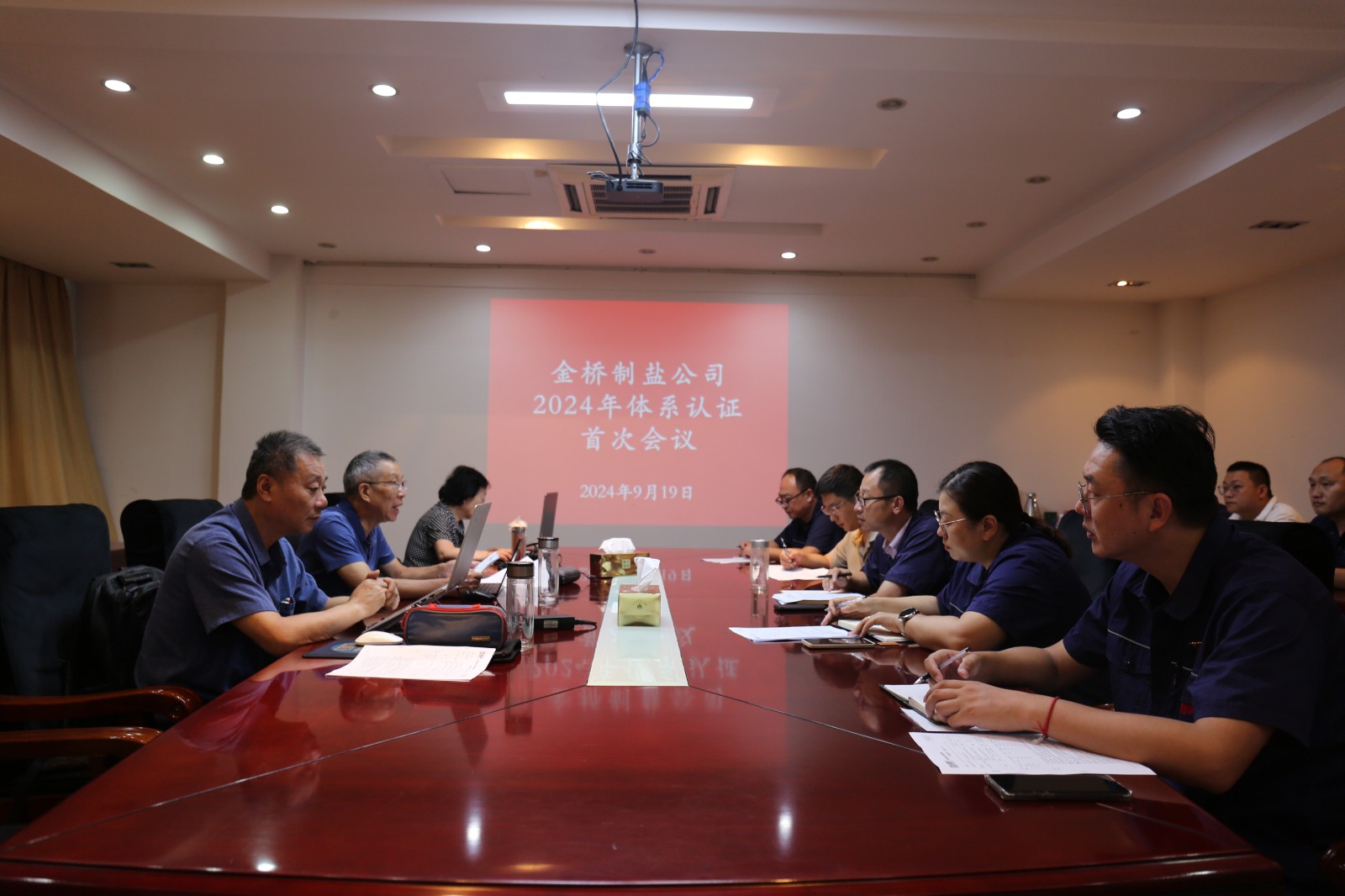 近日，金橋制鹽公司通過北京世標(biāo)認(rèn)證中心審核，給予食品安全管理體系、環(huán)境管理體系和職業(yè)健康安全管理體系認(rèn)證“保持認(rèn)證資格”的監(jiān)督審核結(jié)論，給予質(zhì)量管理體系認(rèn)證“再次注冊”的再認(rèn)證審核結(jié)論。通過審核，是對公司精細(xì)化管理成果的檢驗，促進(jìn)公司內(nèi)控管理水平持續(xù)提升。（李曉月）